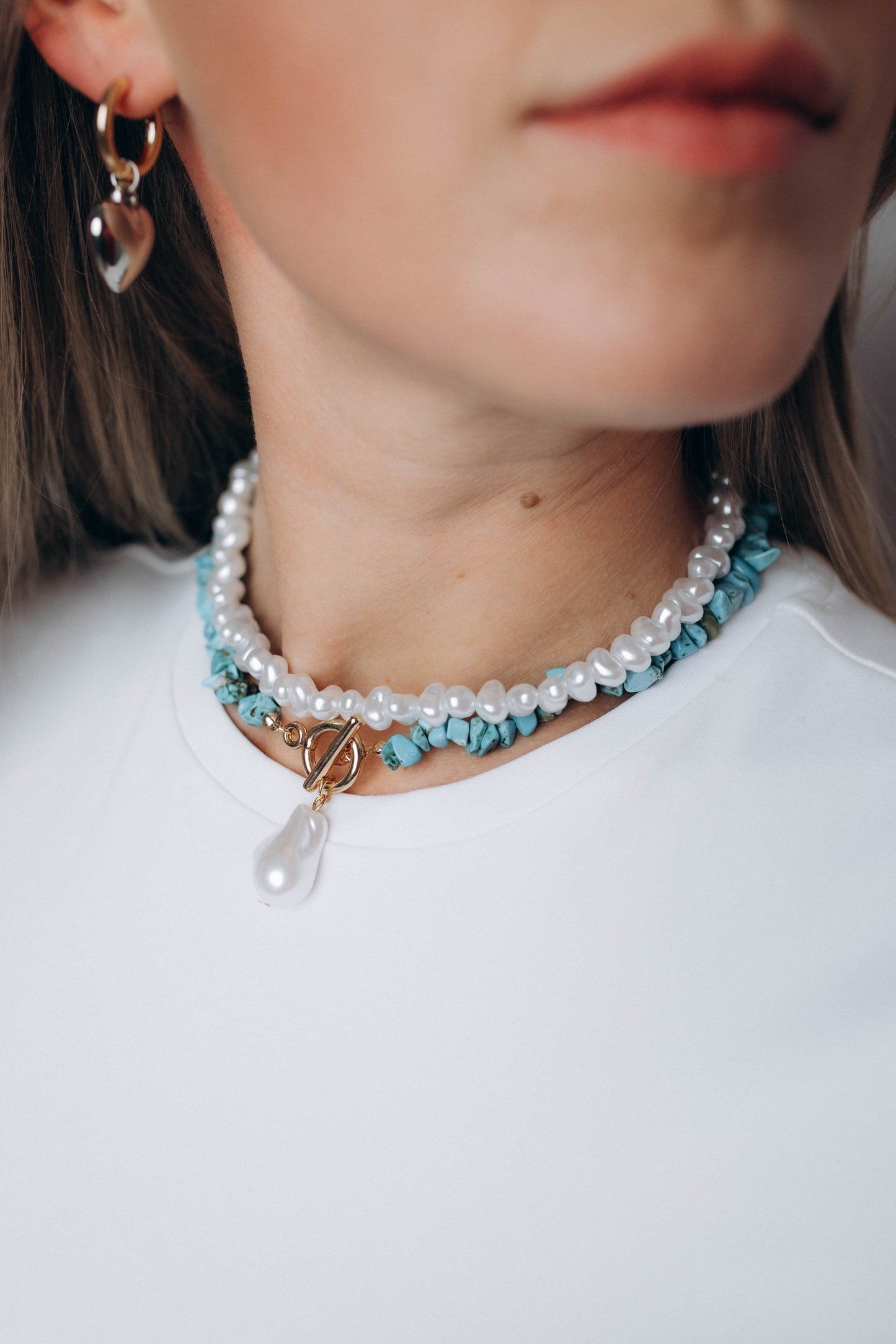 Tirkīzzils čokeris ar baltu pērles dekoru