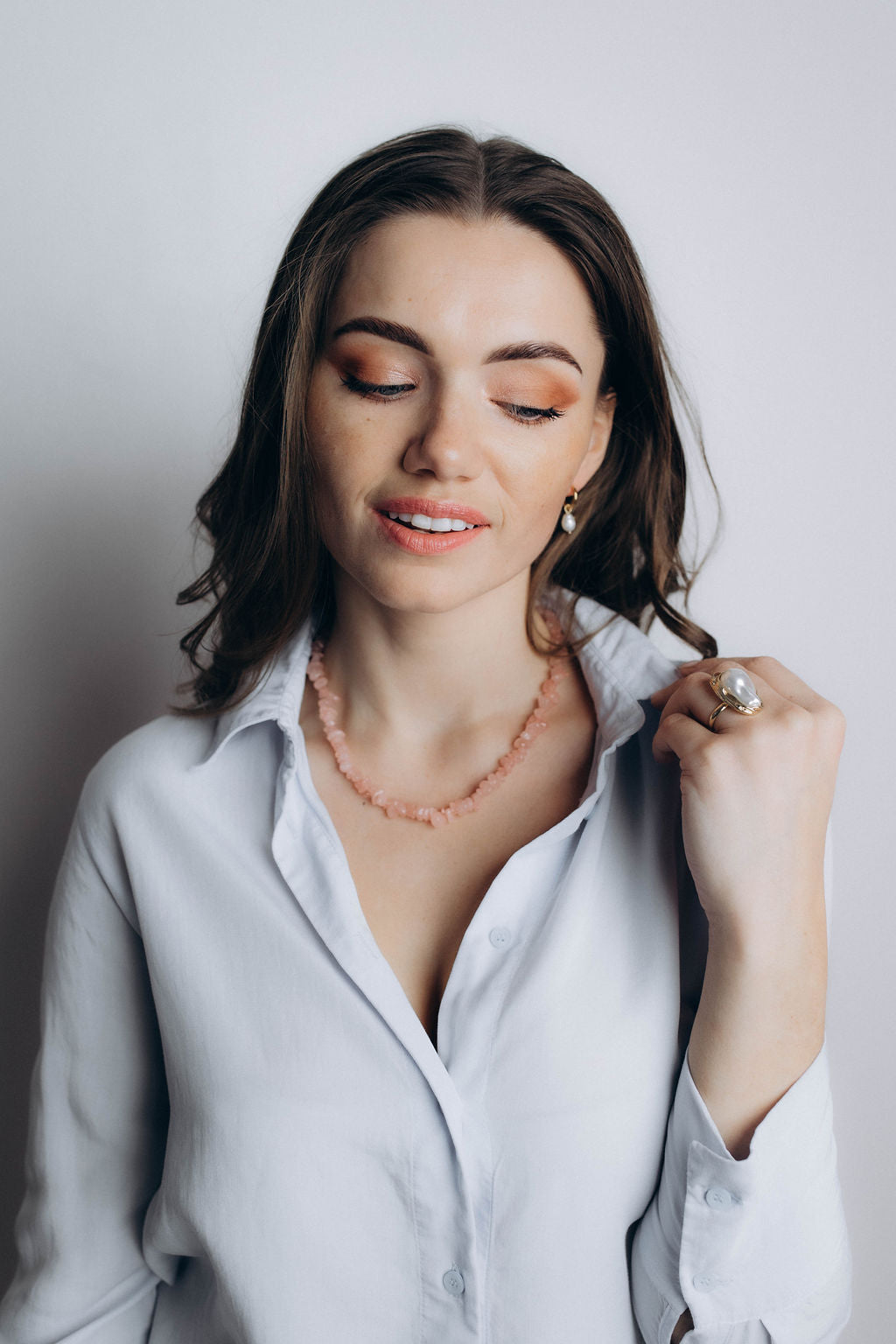 Elegants gredzens, balts ar zelta krāsu