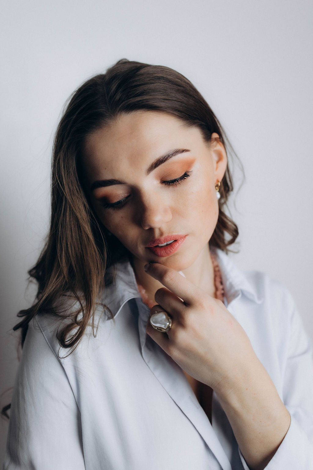 Elegants gredzens, balts ar zelta krāsu