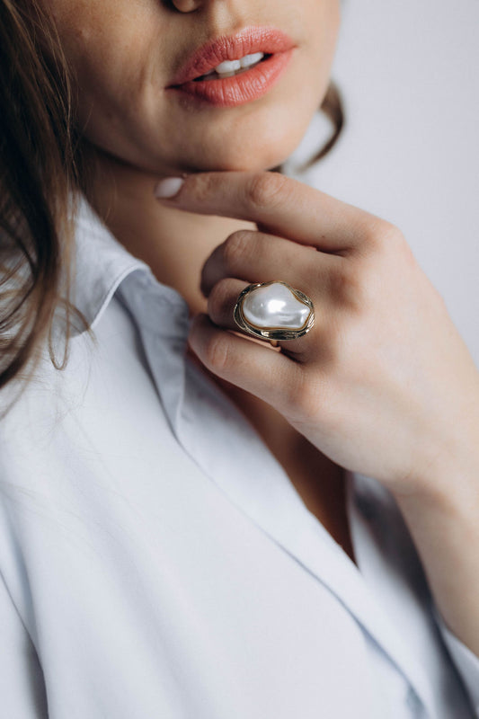 Elegants gredzens, balts ar zelta krāsu