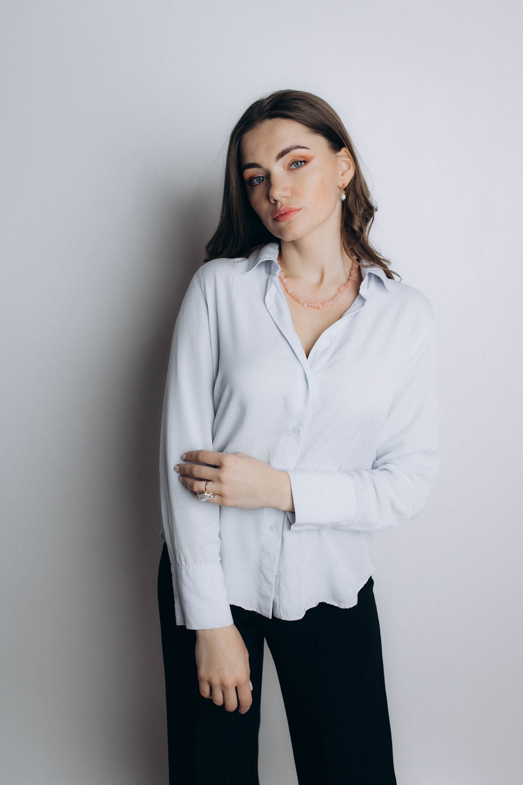 Gaiši rozā akmentiņu kaklarotu