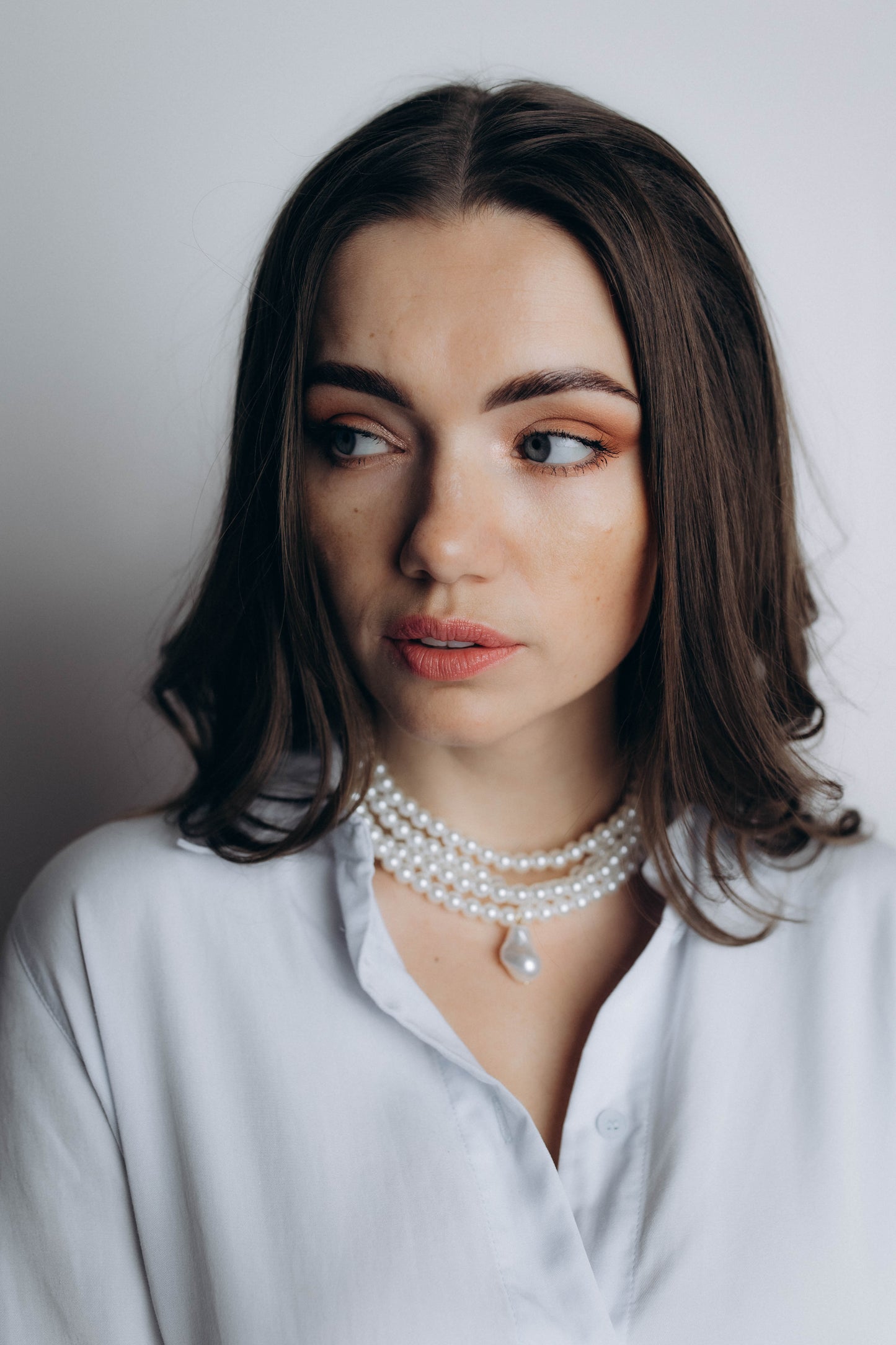 Eleganta pērļu imitācijas kaklarota ar kulonu