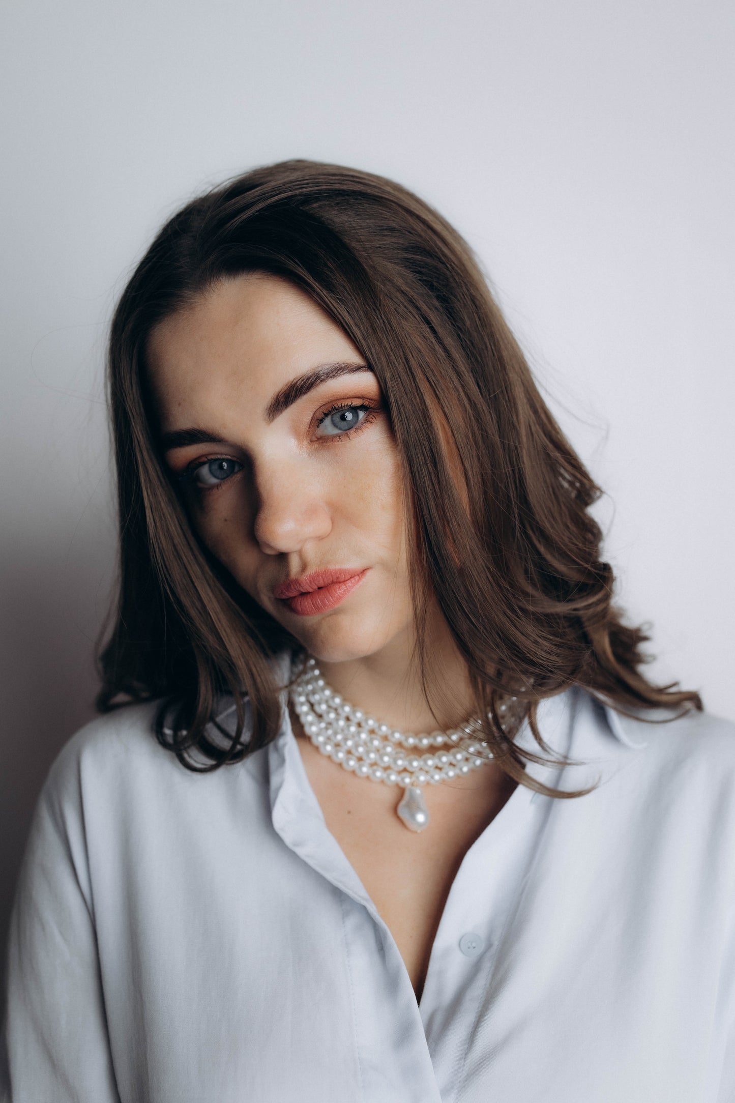 Eleganta pērļu imitācijas kaklarota ar kulonu