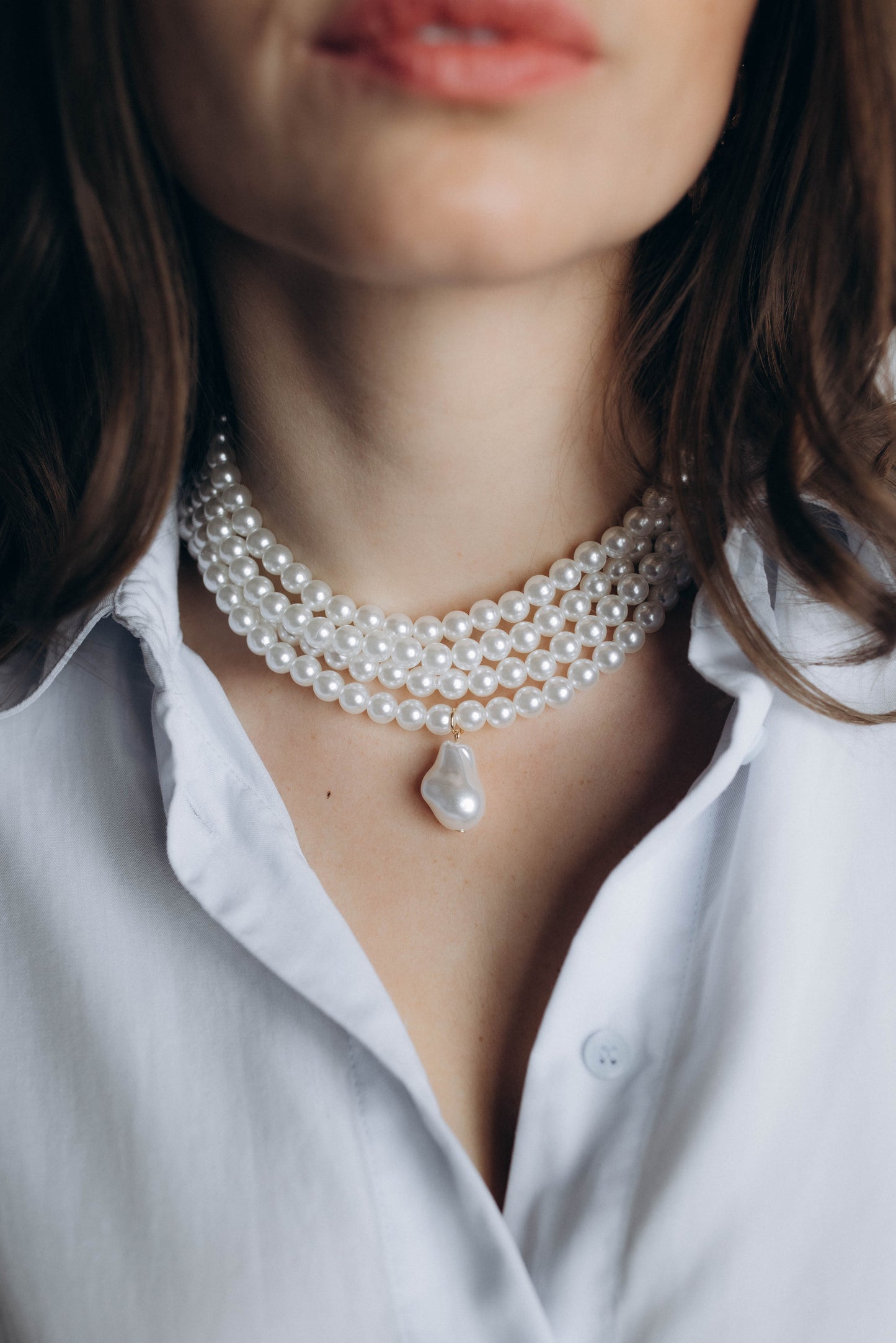 Eleganta pērļu imitācijas kaklarota ar kulonu