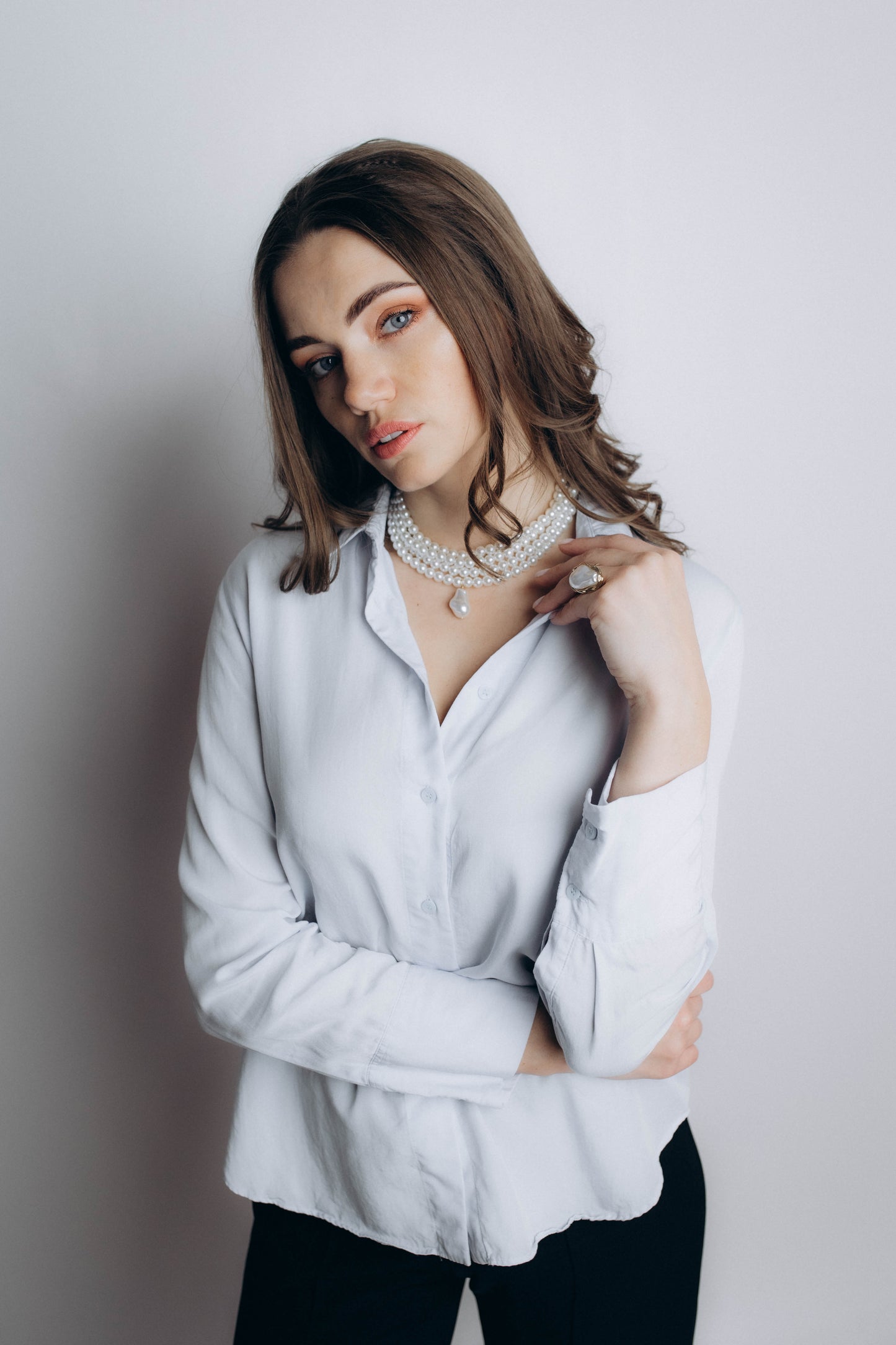 Eleganta pērļu imitācijas kaklarota ar kulonu