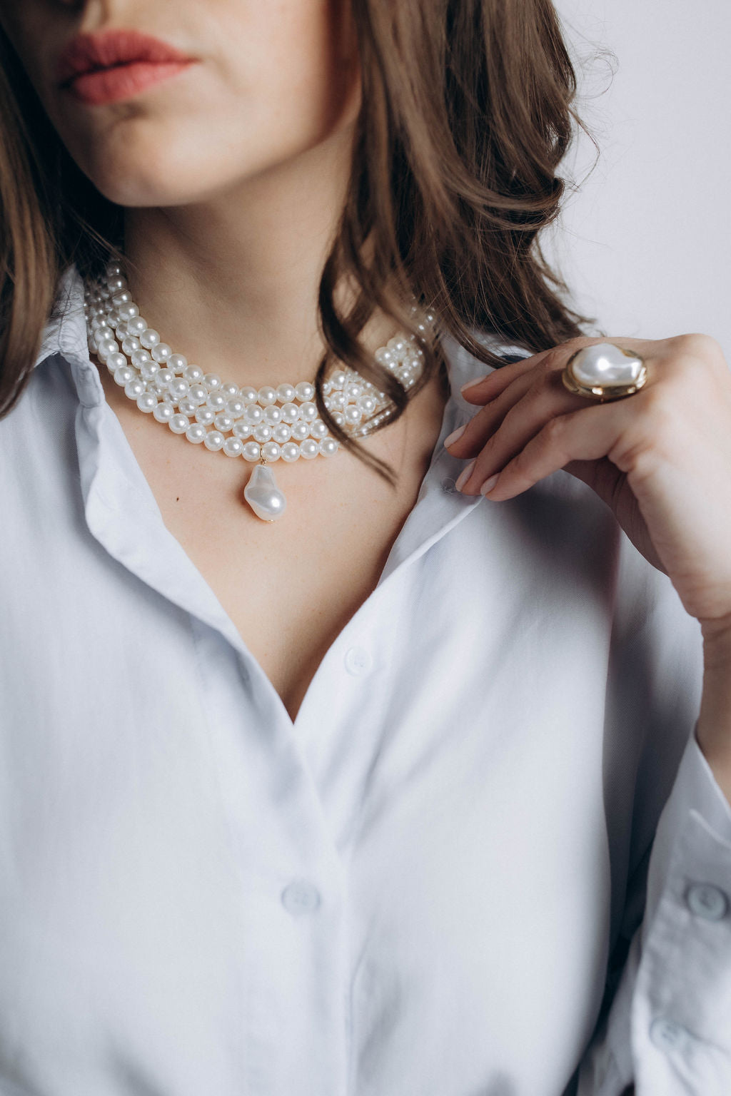 Elegants gredzens, balts ar zelta krāsu