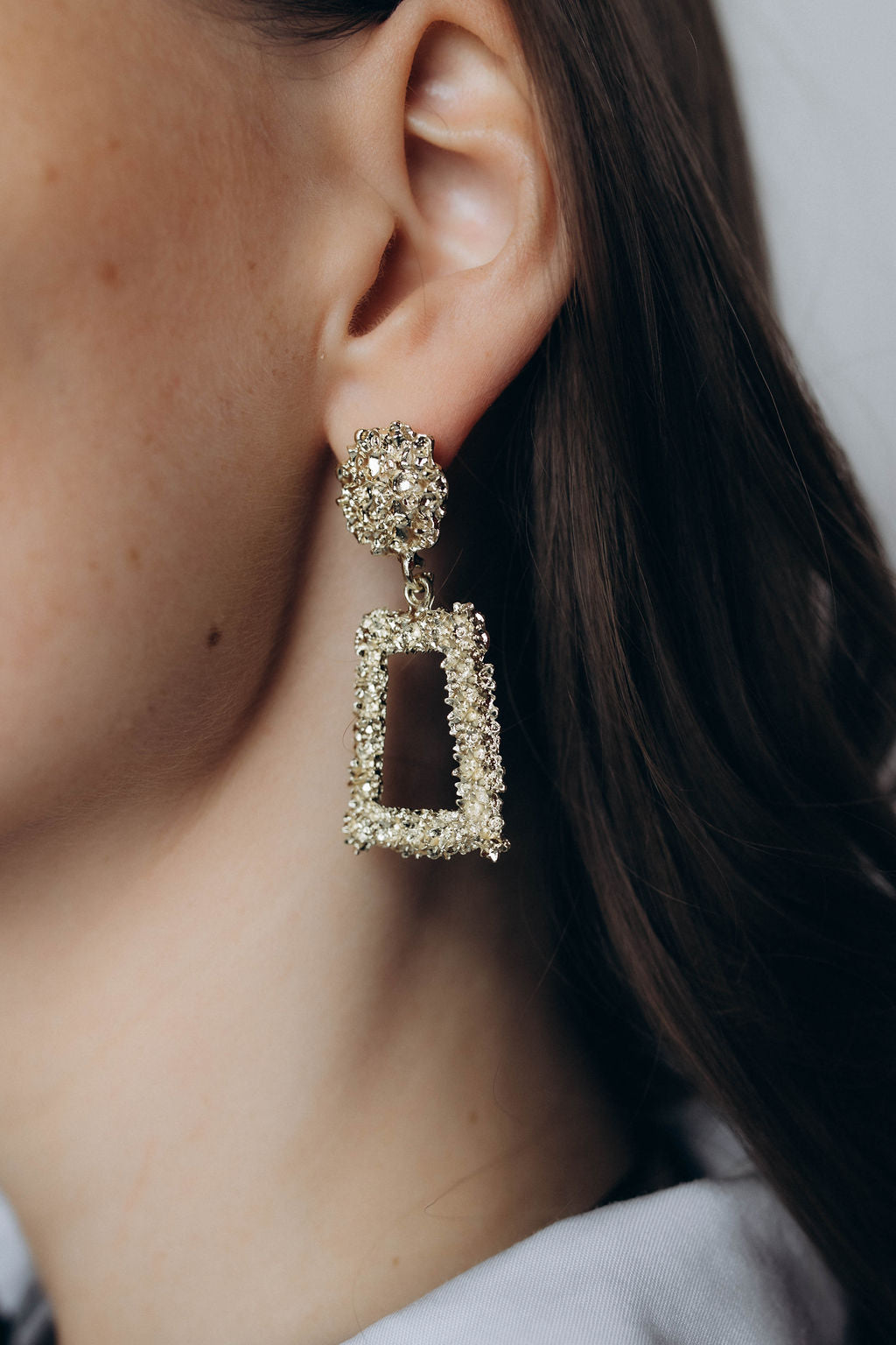 Ģeometriski auskari zelta krāsā