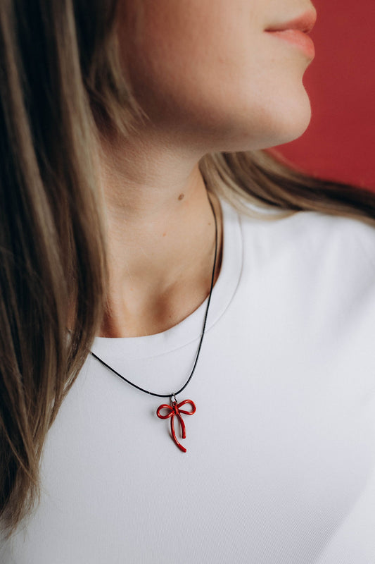 Sarkanas bantītes kaklarota