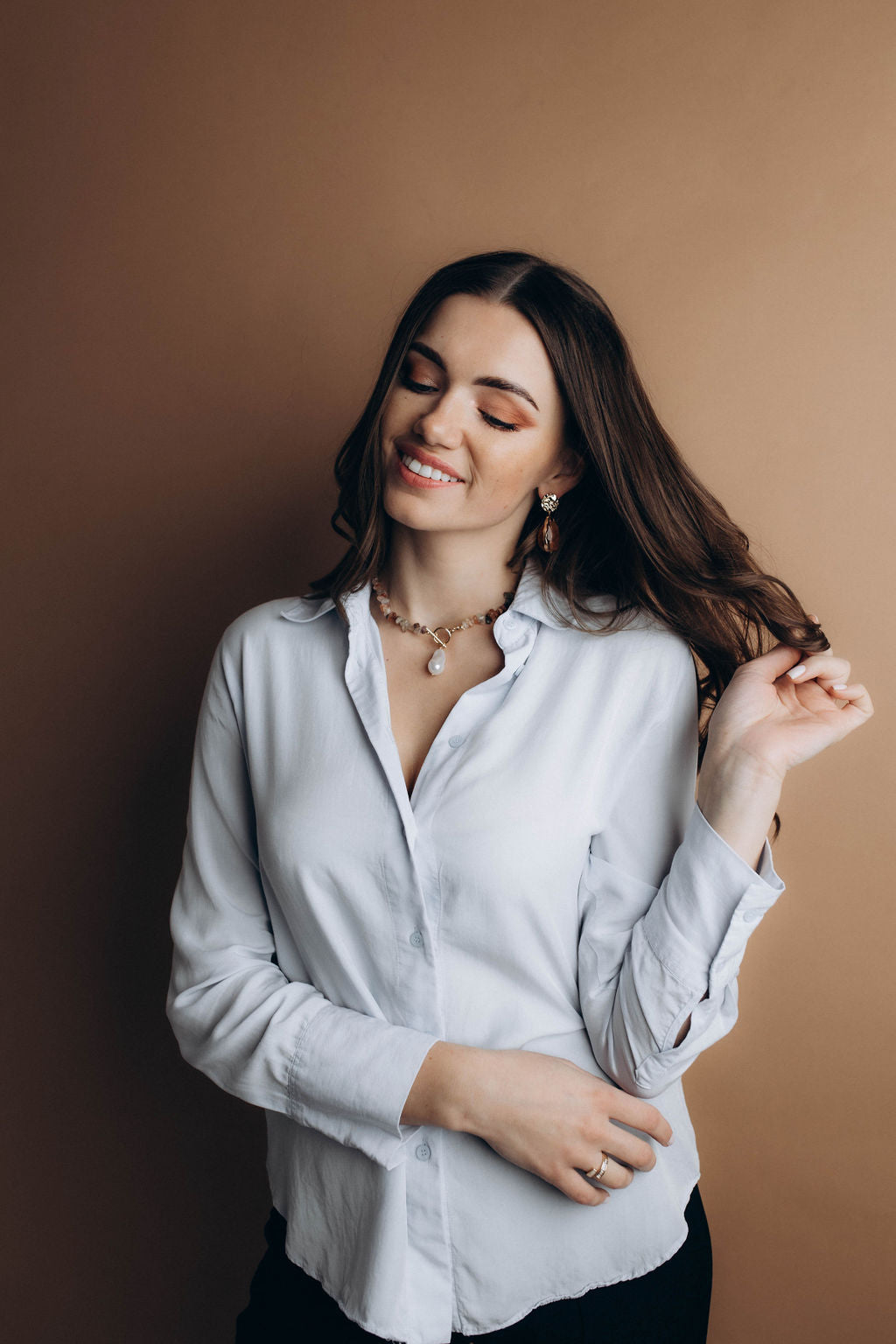 Nokareni auskari ar zelta krāsas elementiem