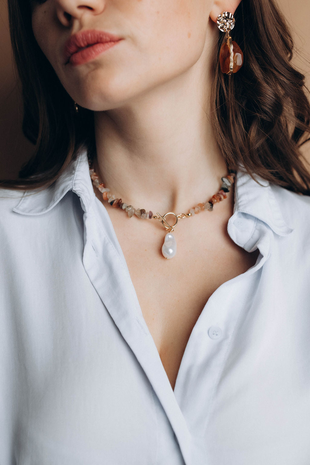 Zaļganbrūns chokeris ar pērles imitāciju