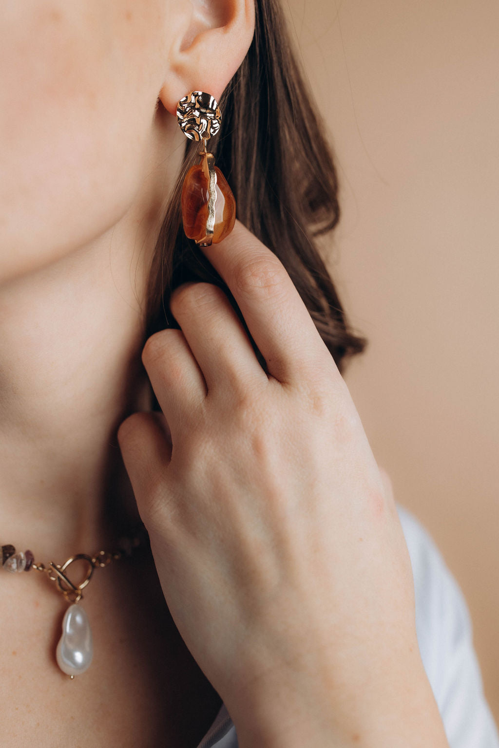 Nokareni auskari ar zelta krāsas elementiem