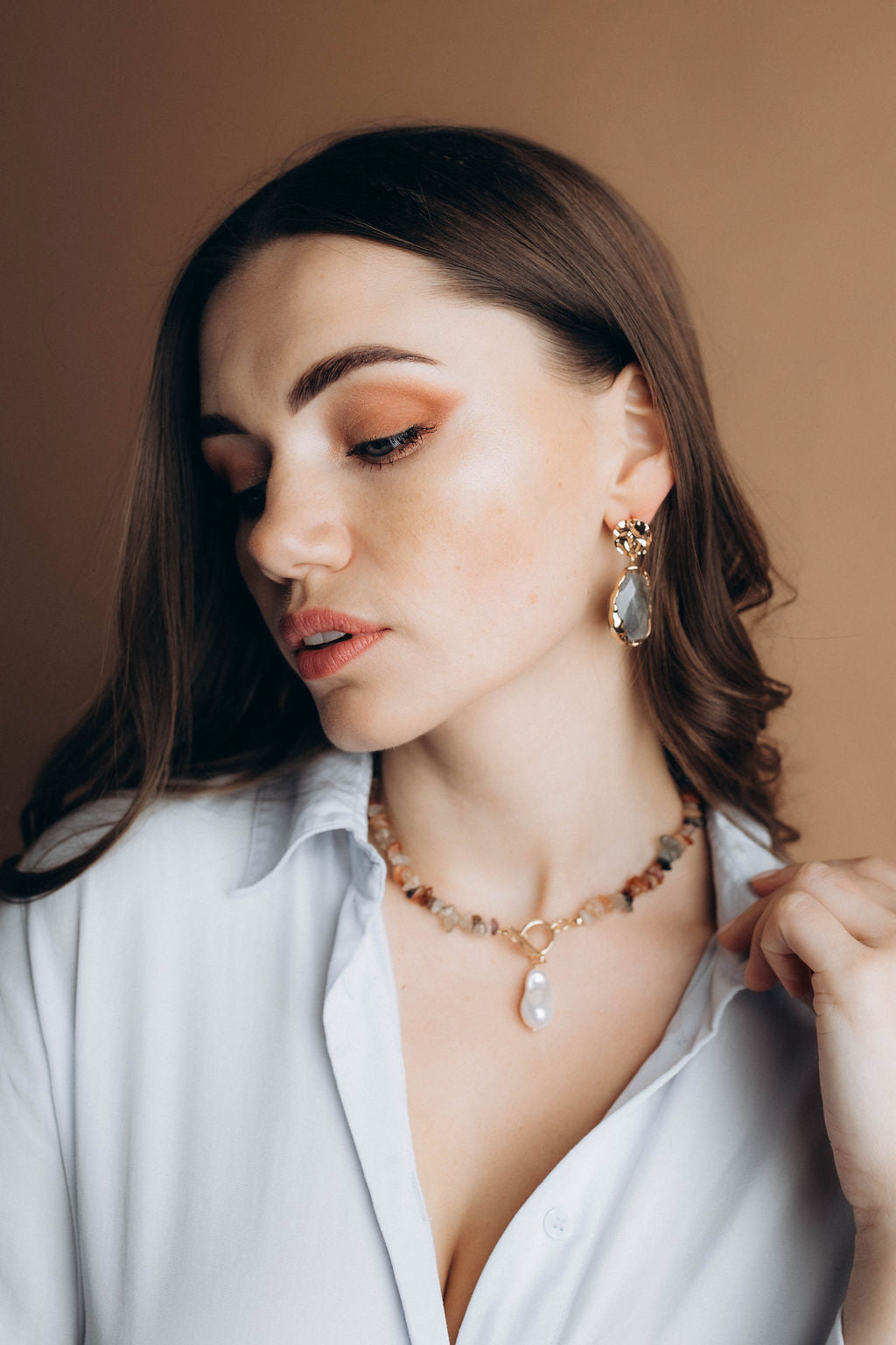 Nokareni auskari ar zelta krāsas elementiem