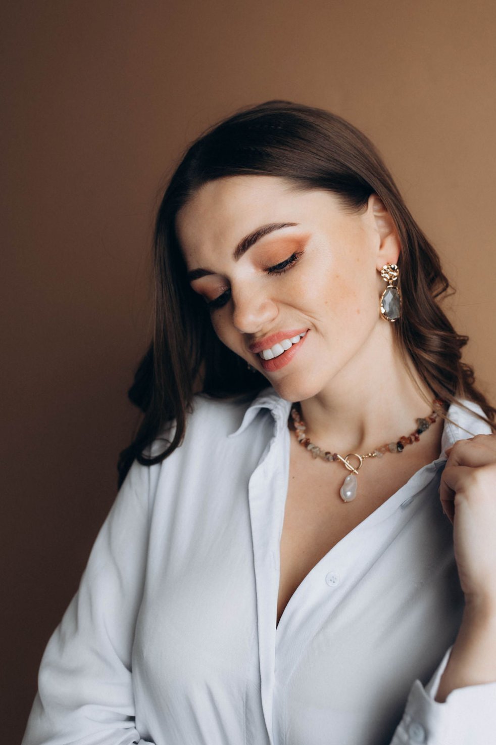 Zaļganbrūns chokeris ar pērles imitāciju