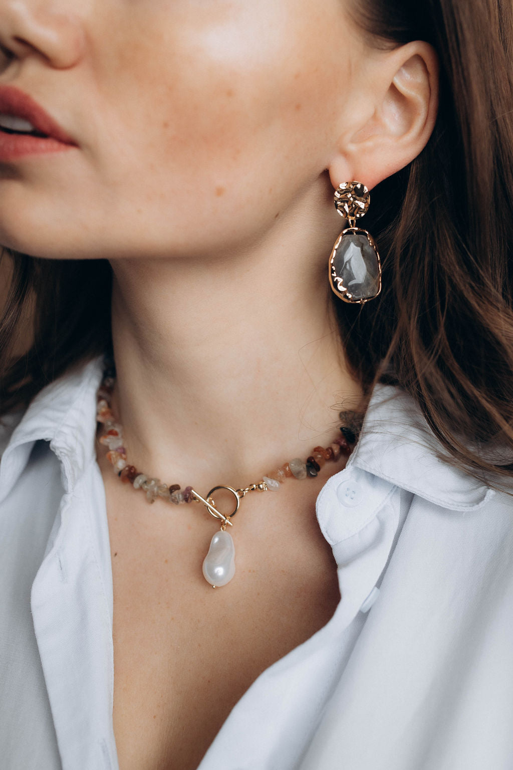 Nokareni auskari ar zelta krāsas elementiem