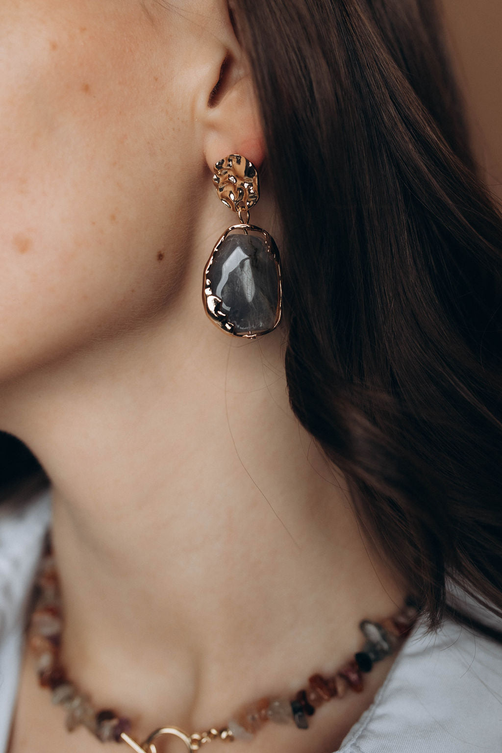 Nokareni auskari ar zelta krāsas elementiem