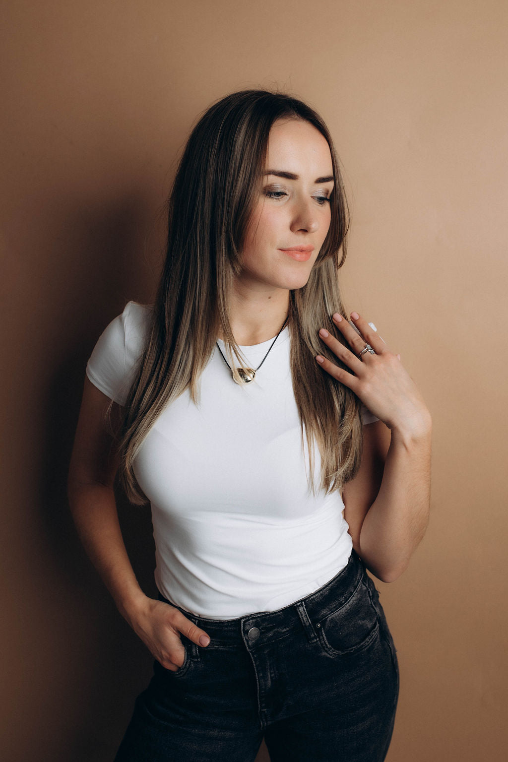 Kaklarota ar zelta krāsas elementu