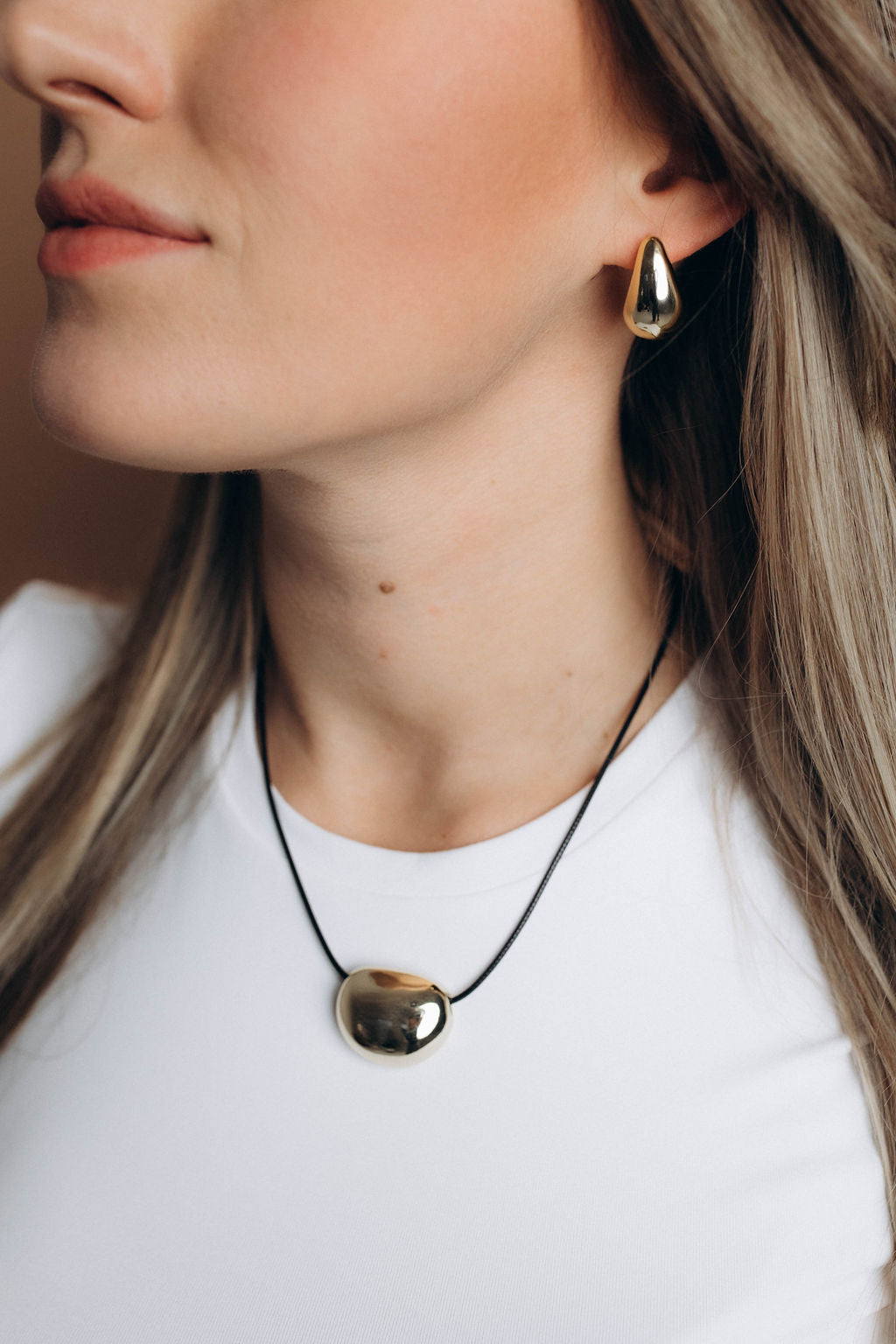 Kaklarota ar zelta krāsas elementu