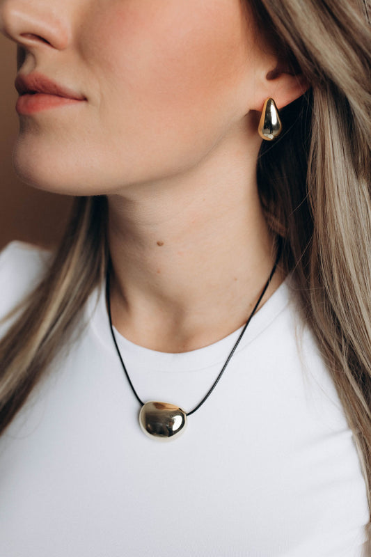 Kaklarota ar zelta krāsas elementu