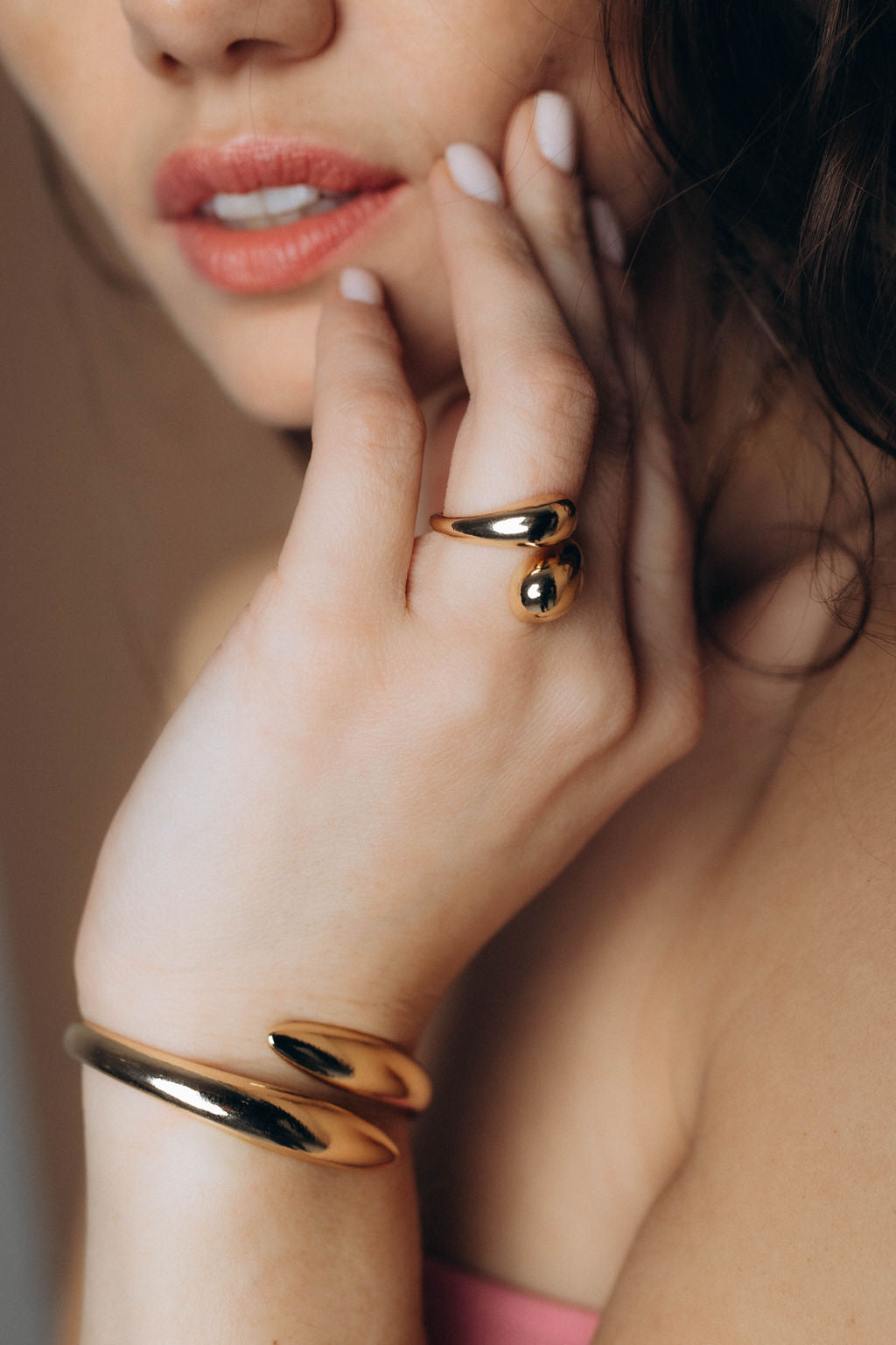 Zelta vai sudraba krāsas rokassprādze