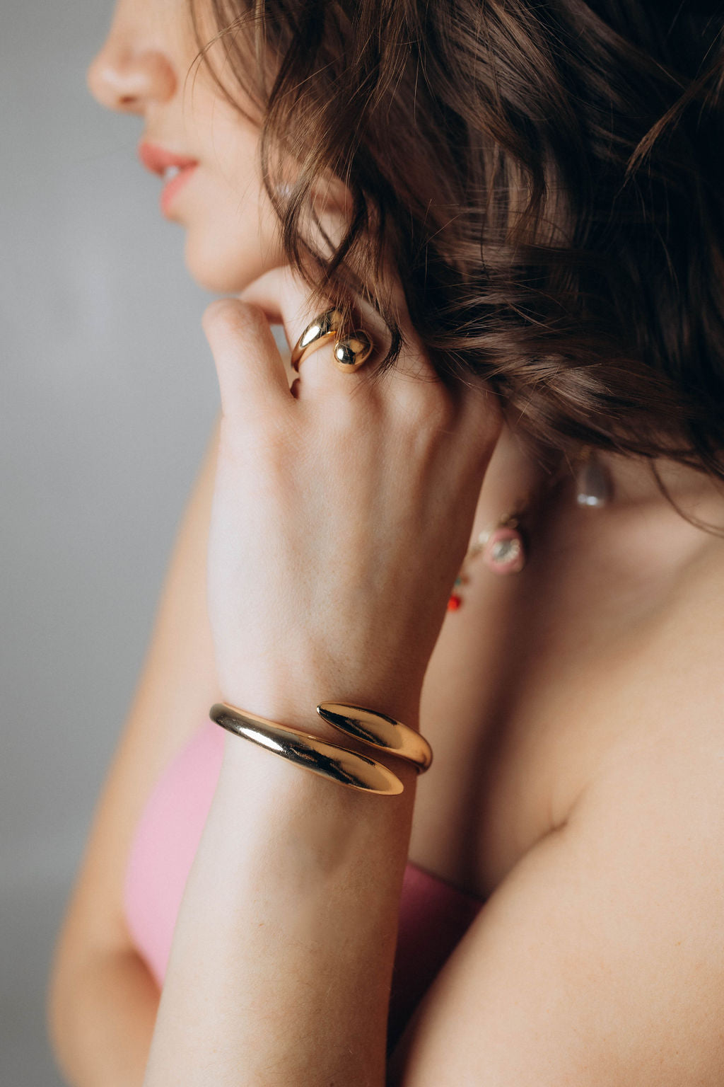 Zelta vai sudraba krāsas rokassprādze