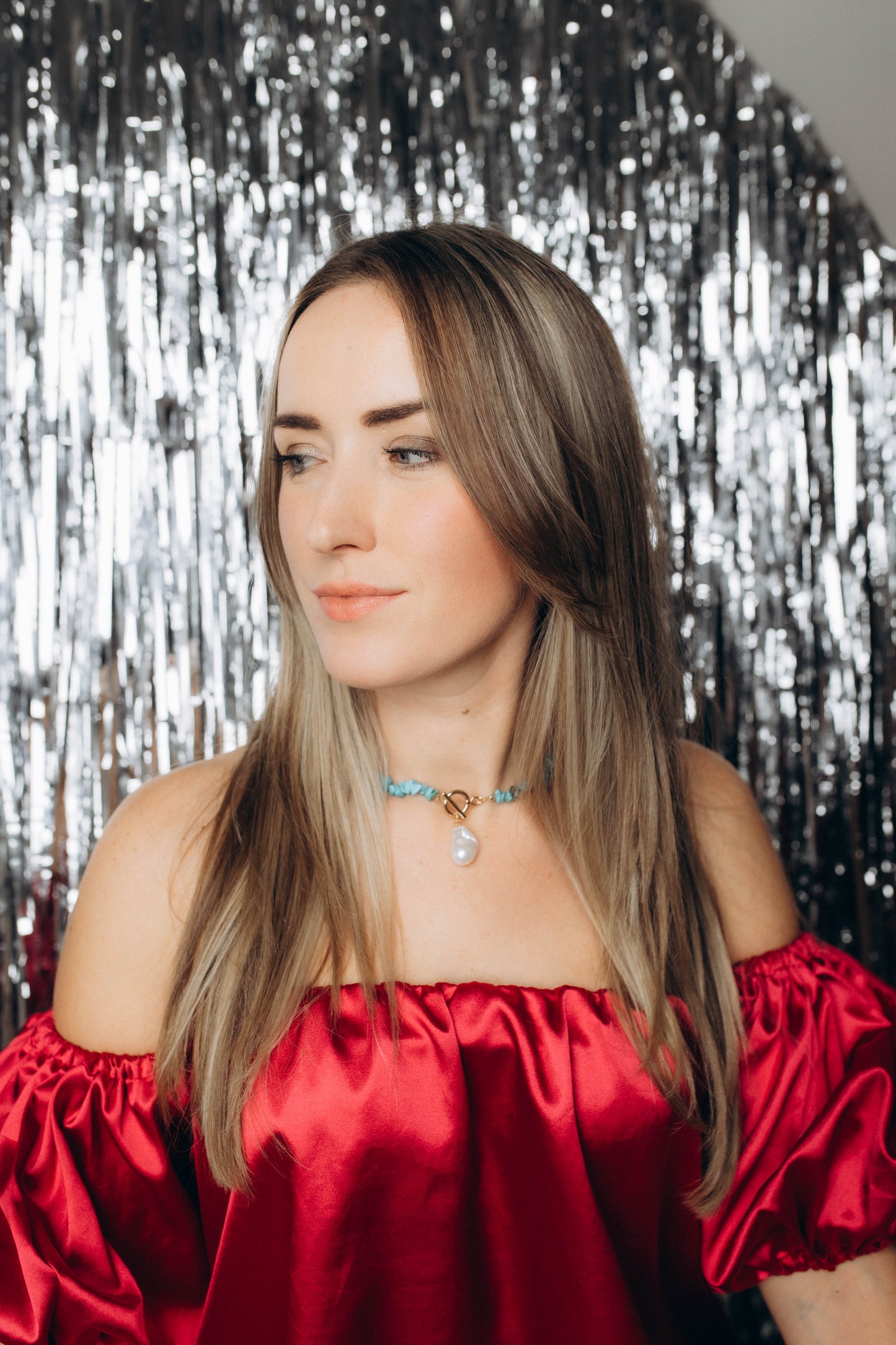 Tirkīzzils čokeris ar baltu pērles dekoru