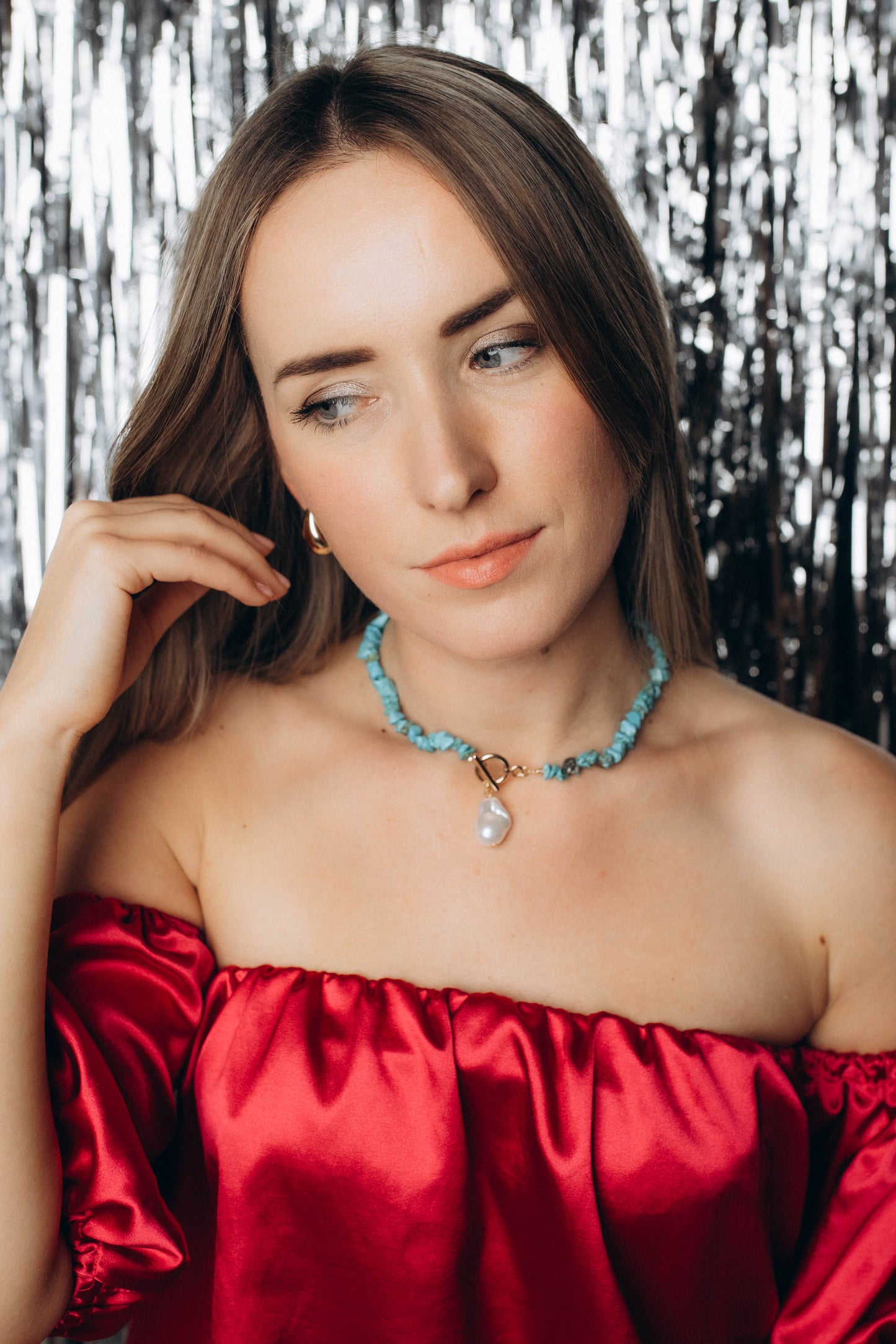 Tirkīzzils čokeris ar baltu pērles dekoru