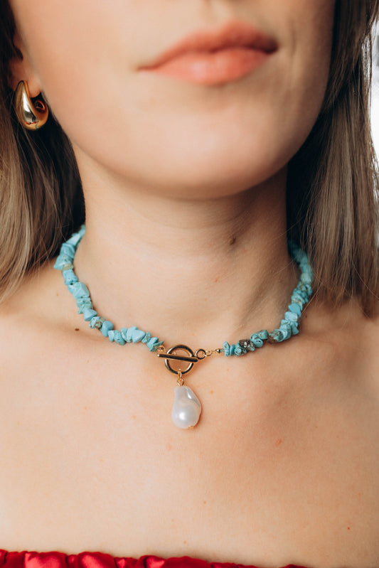 Tirkīzzils čokeris ar baltu pērles dekoru