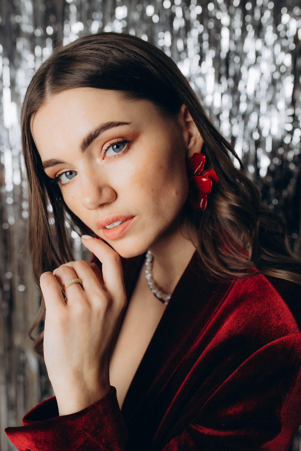 Zelta krāsa gredzens ar pērlītēm un akmentiņiem