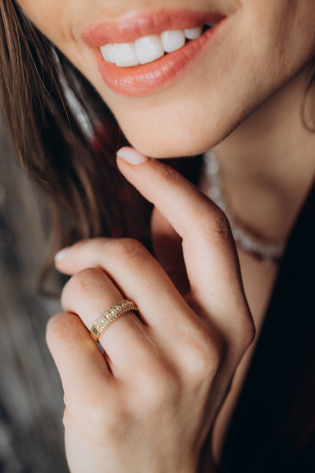 Zelta krāsa gredzens ar pērlītēm un akmentiņiem