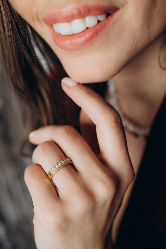 Zelta krāsa gredzens ar pērlītēm un akmentiņiem