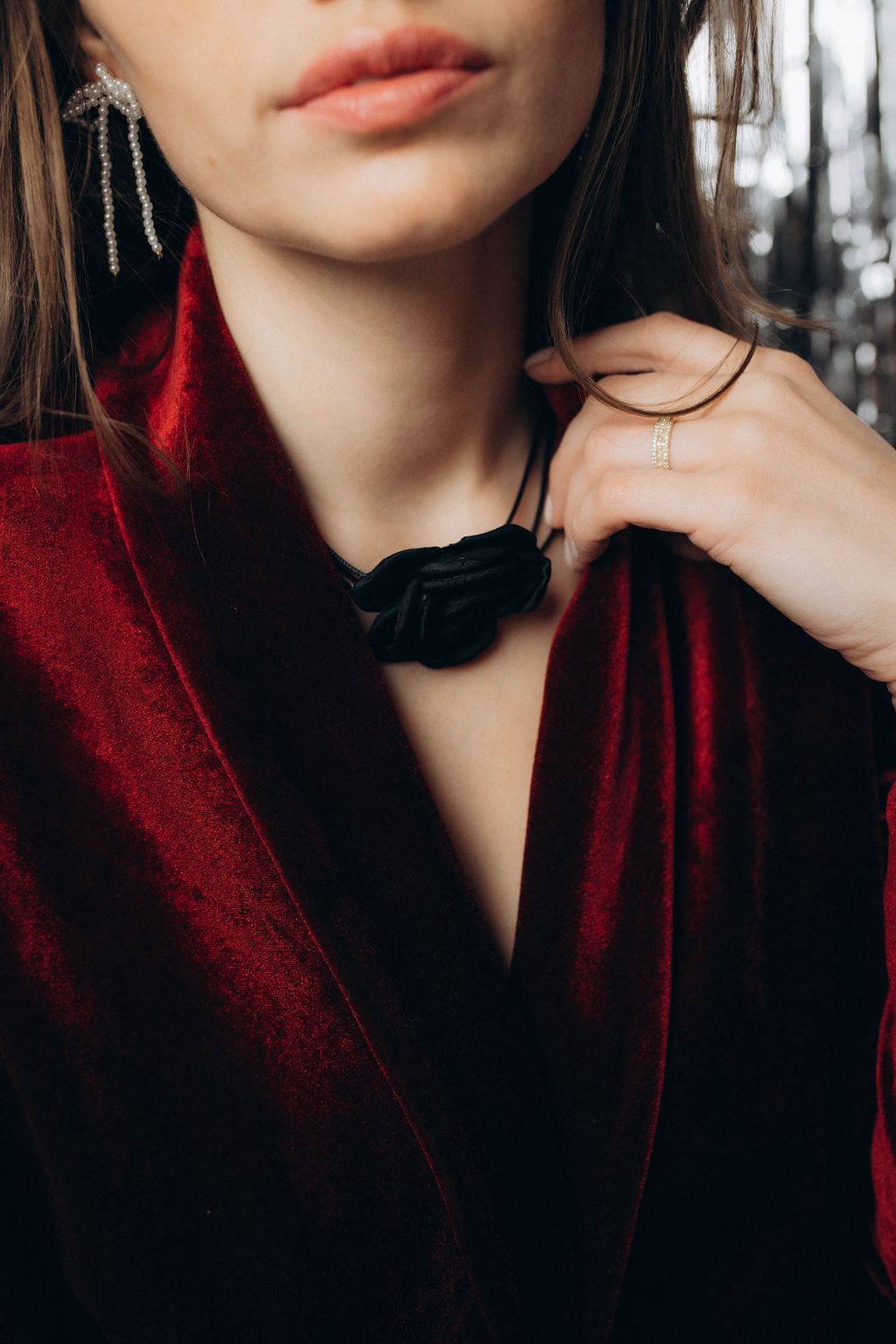 Zelta krāsa gredzens ar pērlītēm un akmentiņiem