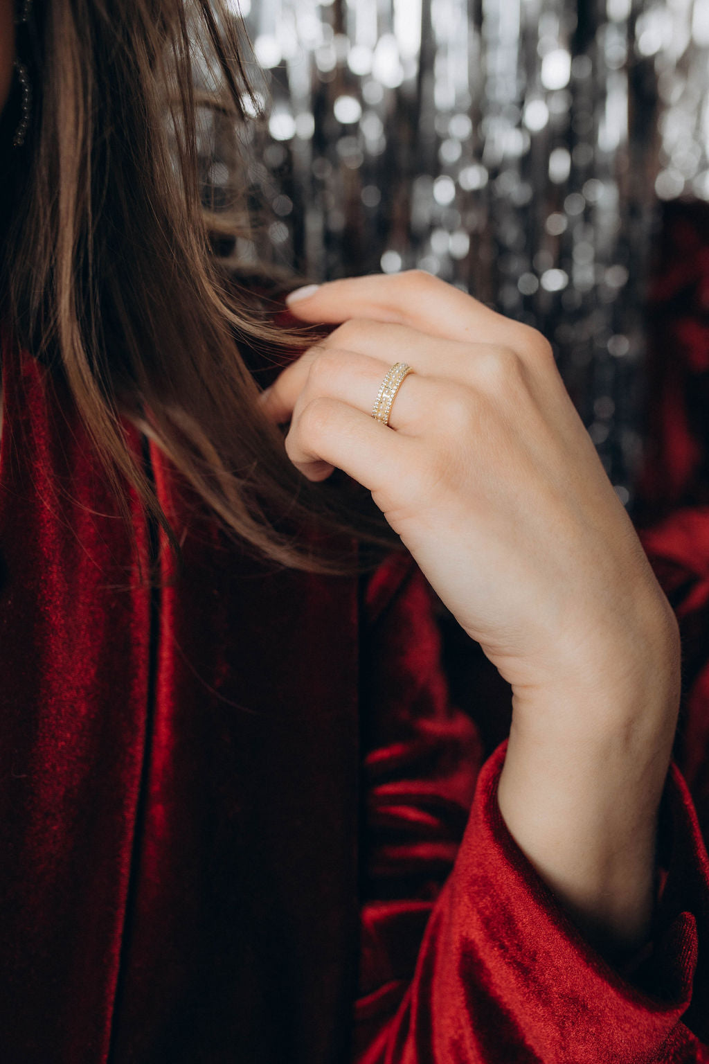 Zelta krāsa gredzens ar pērlītēm un akmentiņiem