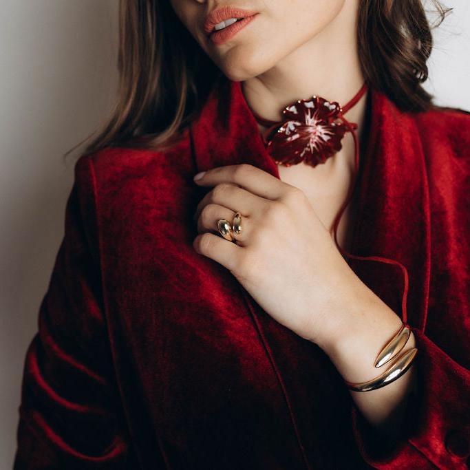 Zelta vai sudraba krāsas gredzens