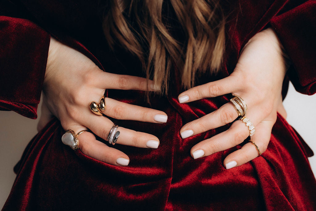 Grezni zelta un sudraba krāsas gredzeni