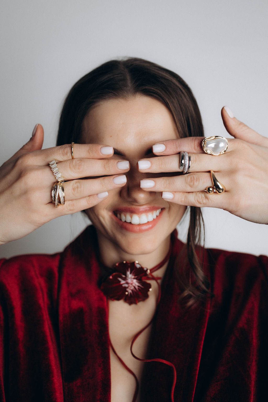 Sudraba krāsas gredzens ar akmentiņiem