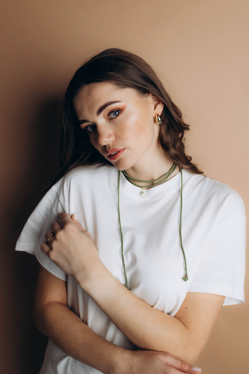 Zaļš čokeris ar saulītes kulonu