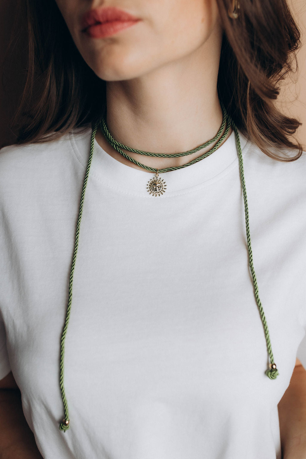 Zaļš čokeris ar saulītes kulonu