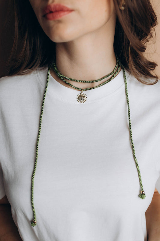 Zaļš čokeris ar saulītes kulonu