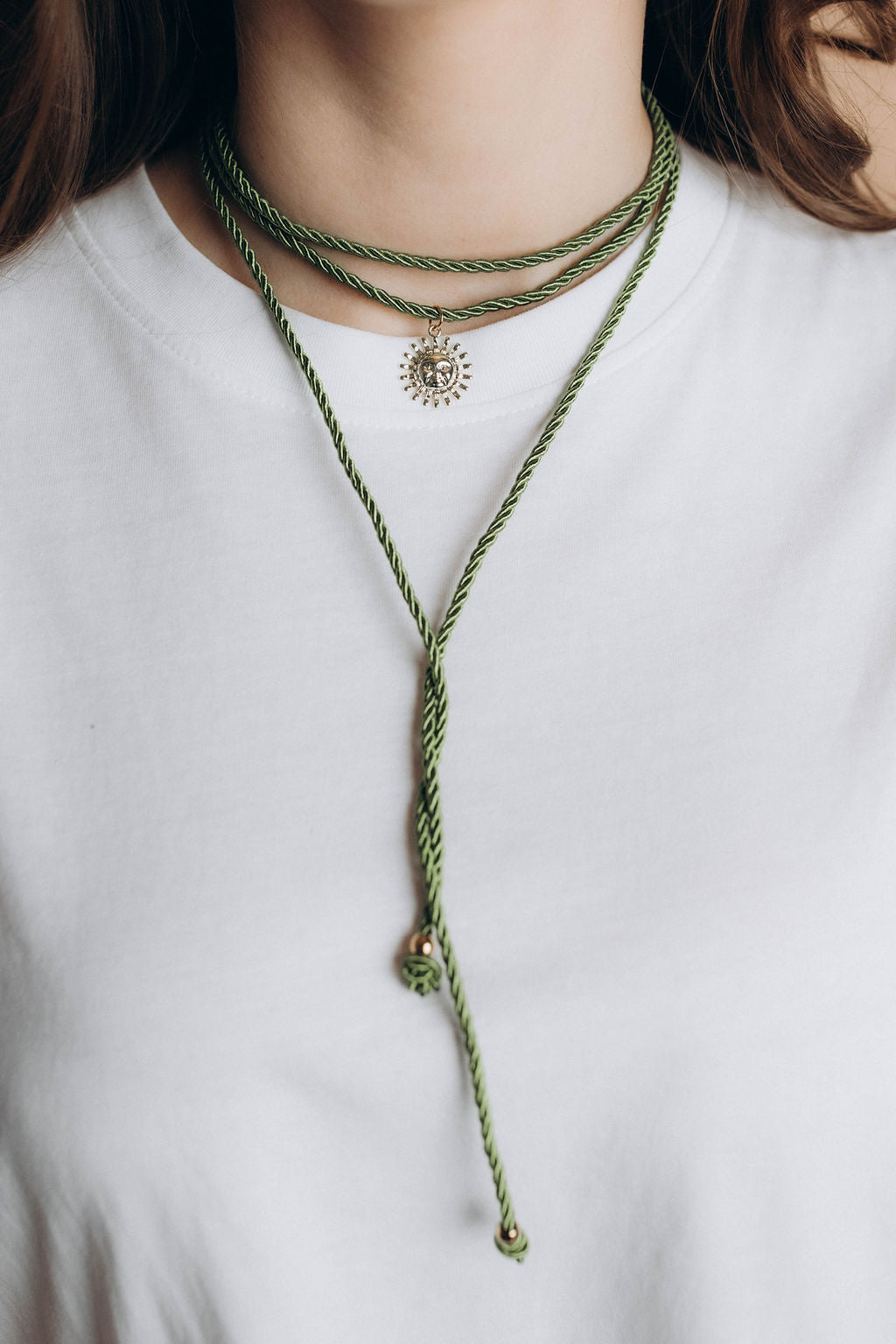 Zaļš čokeris ar saulītes kulonu