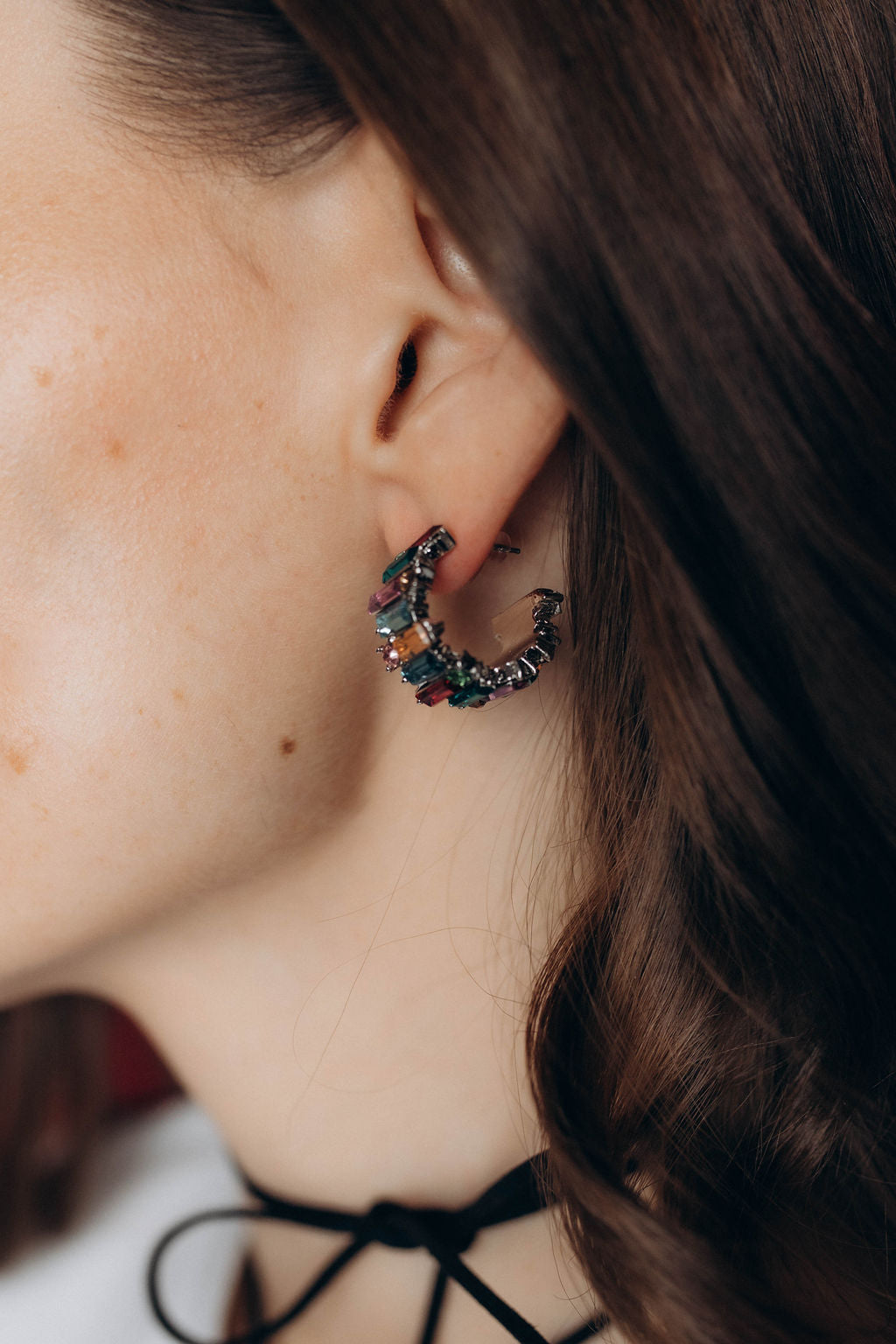 Krāsainu akmentiņu sudraba krāsas auskari