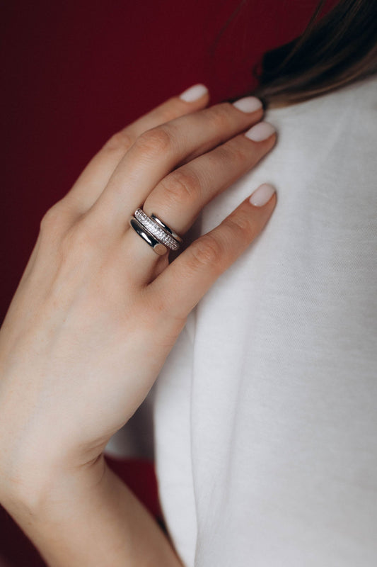 Sudraba krāsas gredzens ar akmentiņiem