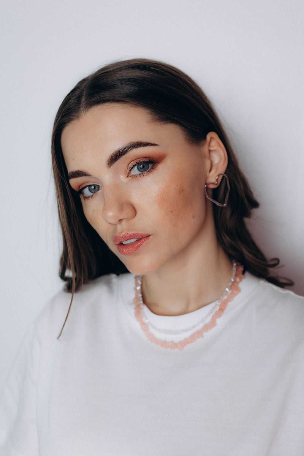 Gaiši rozā akmentiņu kaklarotu