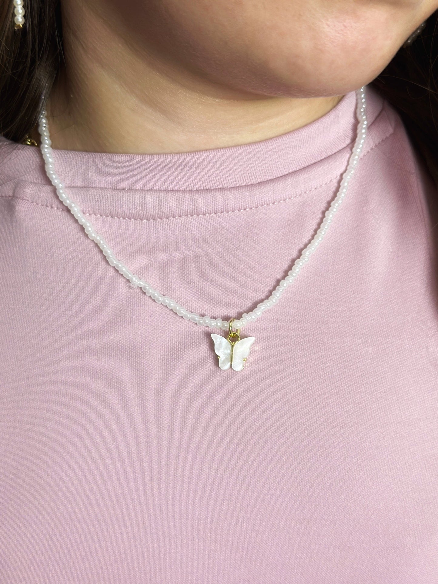 Pērlīšu kaklarota ar taurenīti