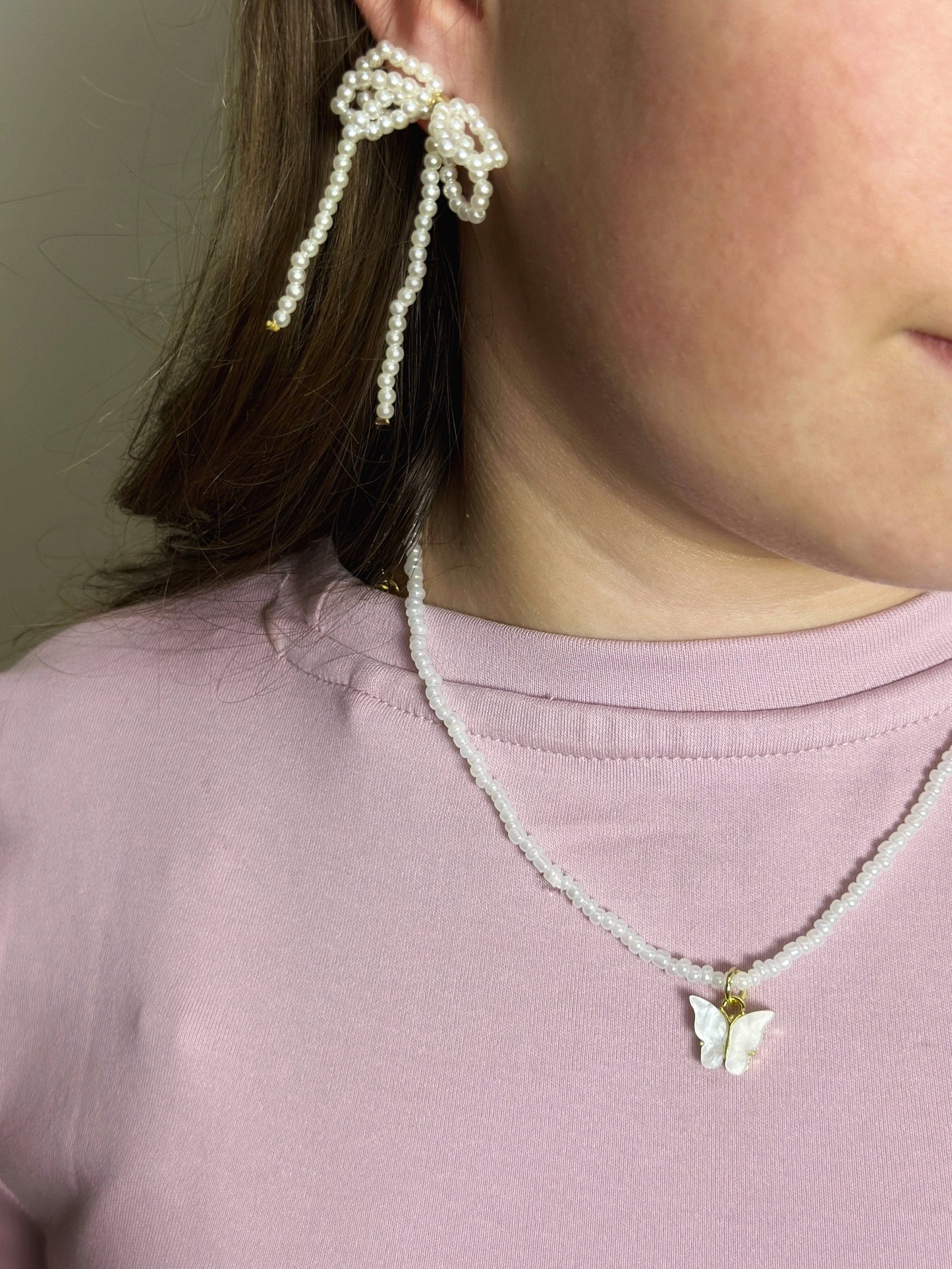 Pērlīšu kaklarota ar taurenīti