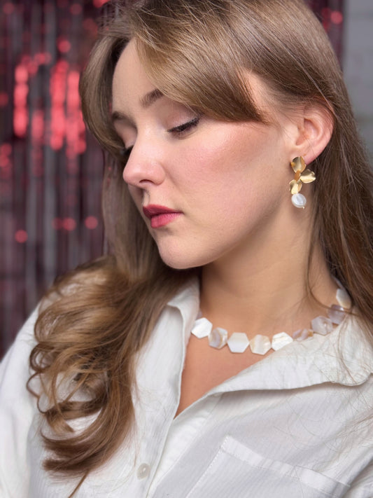 Nokareni zelta krāsas zieda auskari ar pērlīti