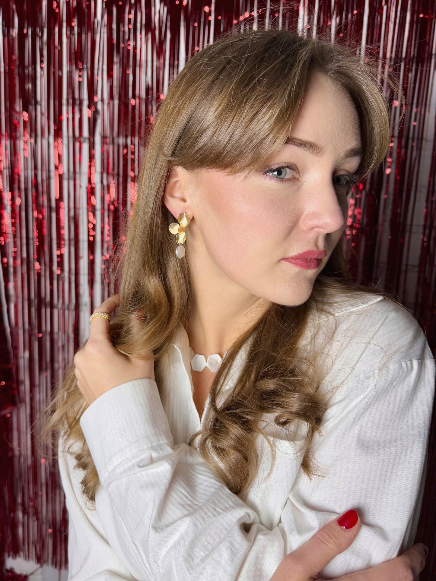 Nokareni zelta krāsas zieda auskari ar pērlīti