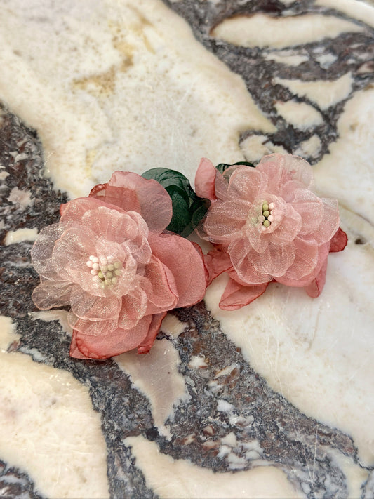 Rozā, ziedu auskari