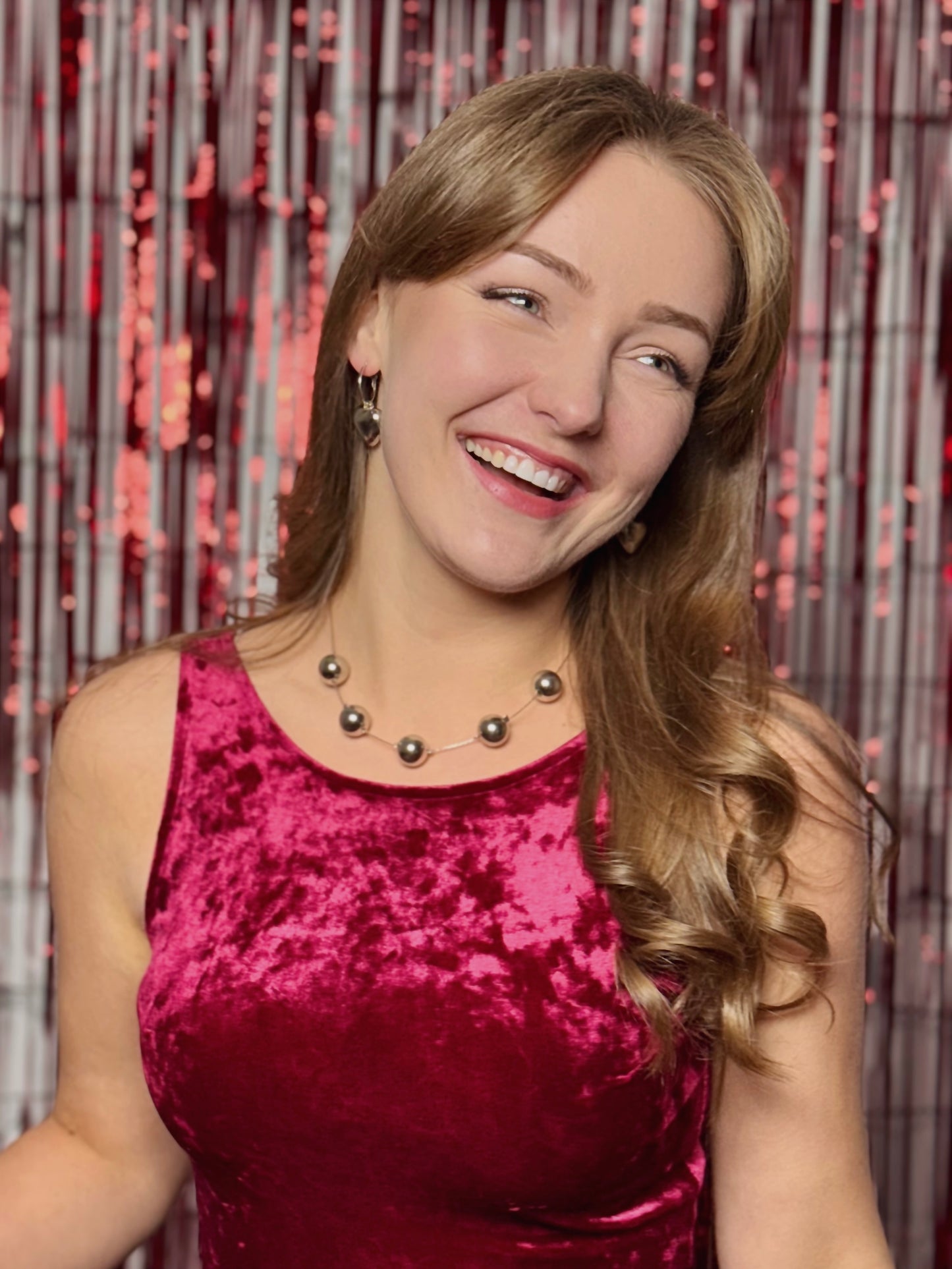 Bumbiņu kaklarota sudraba krāsā