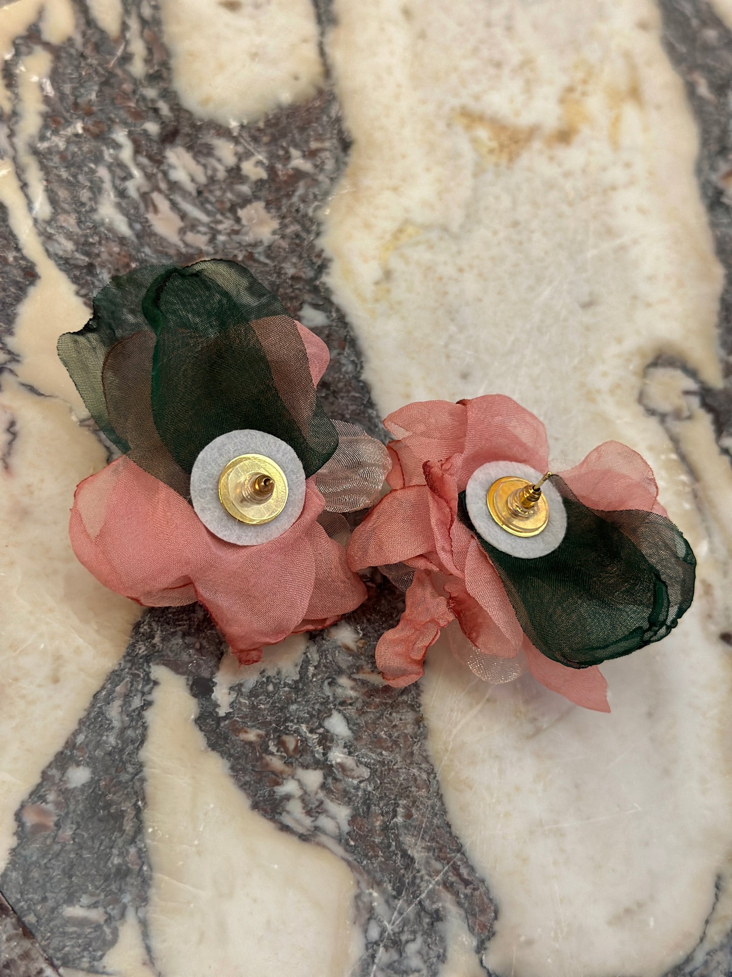 Rozā, ziedu auskari