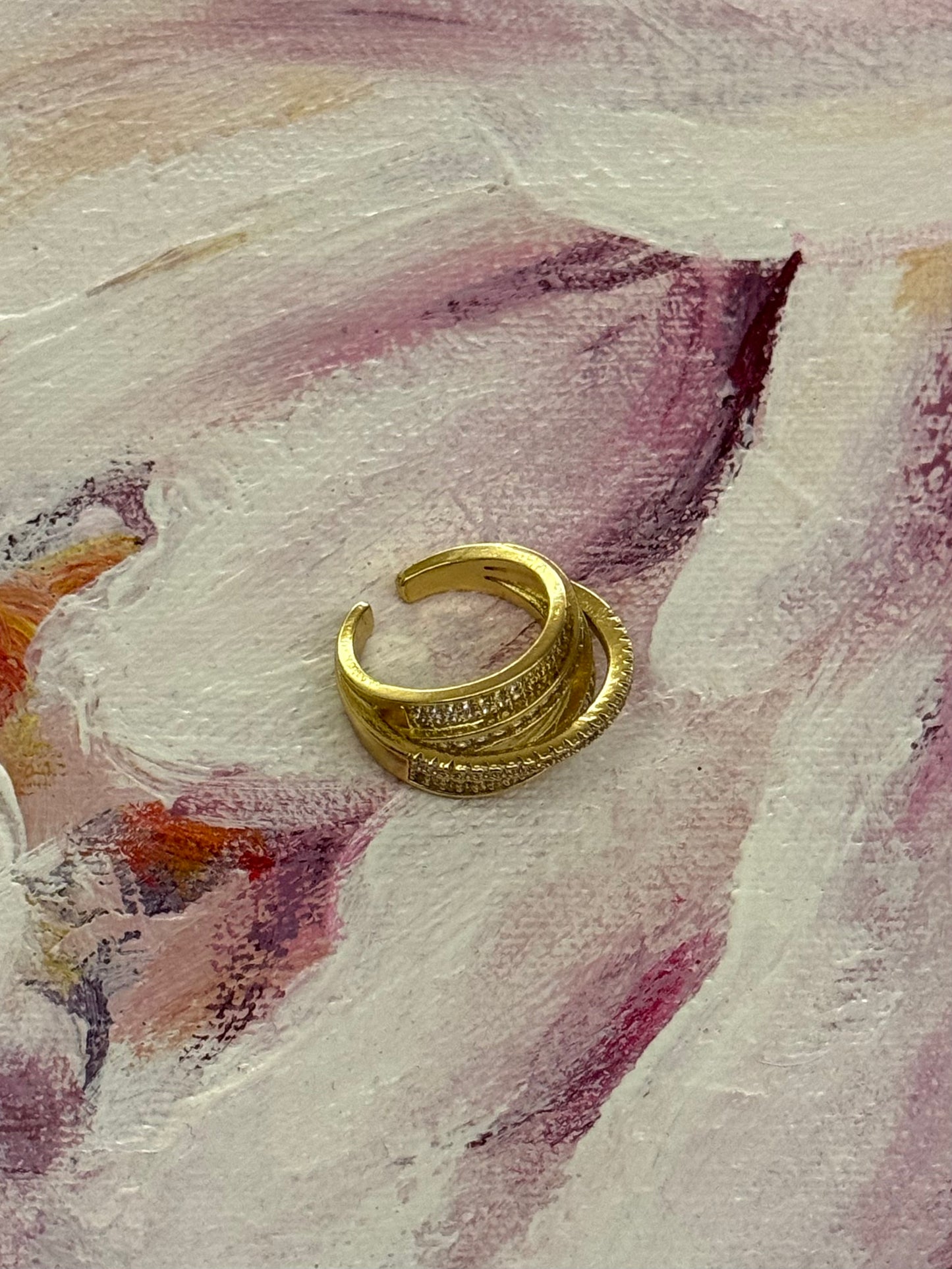 Grezni zelta un sudraba krāsas gredzeni